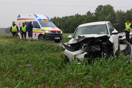 Schwere Kreuzungskollision zwischen zwei Autos in Sattledt