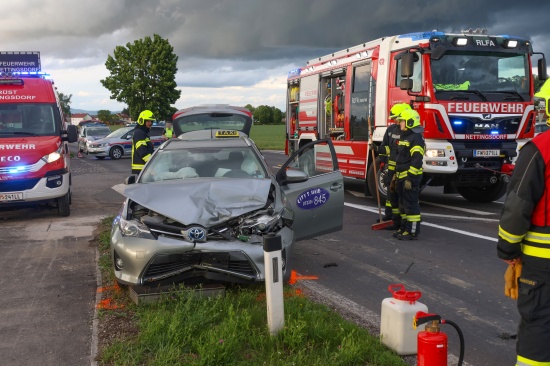 Taxi kollidiert mit PKW: Auffahrunfall auf Kremstalstra�e bei Ansfelden endet mit zwei Verletzten