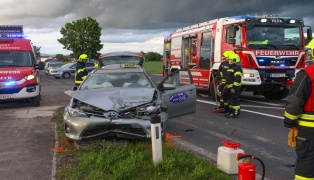 Taxi kollidiert mit PKW: Auffahrunfall auf Kremstalstra�e bei Ansfelden endet mit zwei Verletzten