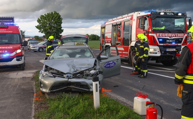 Taxi kollidiert mit PKW: Auffahrunfall auf Kremstalstra�e bei Ansfelden endet mit zwei Verletzten