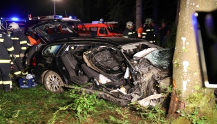 Schwer eingeklemmt: Auto bei Verkehrsunfall in Ottnang am Hausruck gegen Baum geprallt
