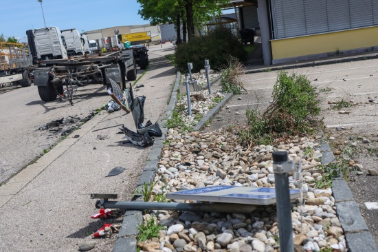 Schwerer verletzt: Alkolenker crasht in Wels-Pernau mit Auto gegen LKW und erfasst dessen Lenker