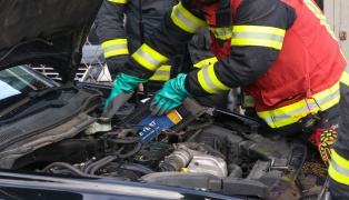 Defekte Batterie: Einsatzkr�fte der Feuerwehr zu PKW-Brand nach Wels-Lichtenegg alarmiert