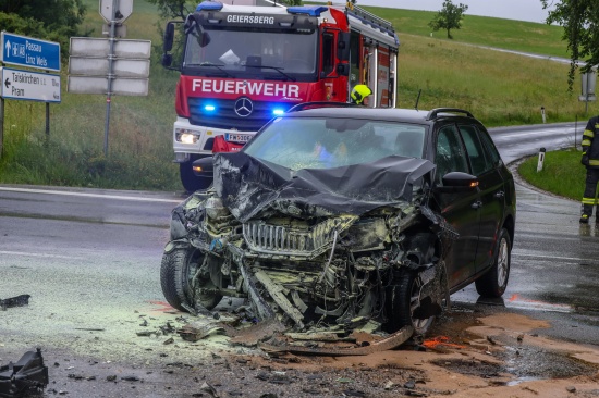 Auto begann nach schwerem Kreuzungscrash auf Rieder Stra�e in Geiersberg zu brennen