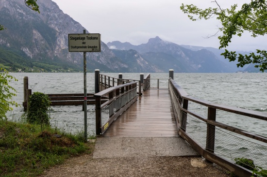 Personenrettung am Traunsee: Verletzte Person in Gmunden von Rettungskr�ften versorgt