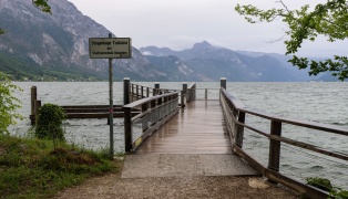 Personenrettung am Traunsee: Verletzte Person in Gmunden von Rettungskr�ften versorgt