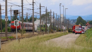 Brandeinsatz: Gr��erer Einsatz bei Brand einer Lok eines Regionalzugs in H�rsching