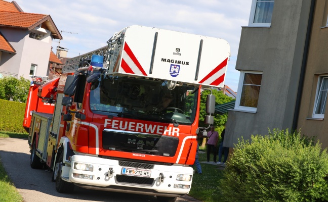 Feuerwehr und Polizei bei Brandverdacht in einer Wohnanlage in Wels-Neustadt im Einsatz