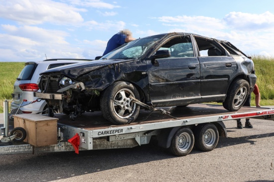 Auto bei schwerem Verkehrsunfall in Taiskirchen im Innkreis �berschlagen
