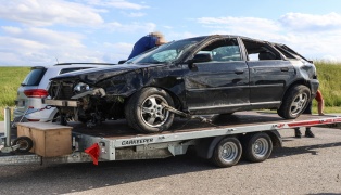 Auto bei schwerem Verkehrsunfall in Taiskirchen im Innkreis �berschlagen