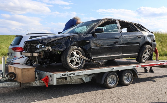 Auto bei schwerem Verkehrsunfall in Taiskirchen im Innkreis �berschlagen