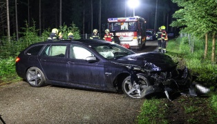 Auto in einem Waldst�ck in Bad Wimsbach-Neydharting gegen mehrere B�ume geprallt