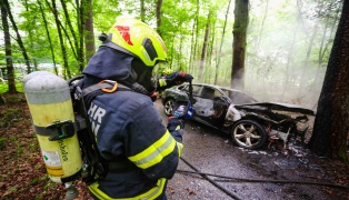 Auto in einem Waldst�ck bei Neukirchen an der Enknach in Flammen aufgegangen