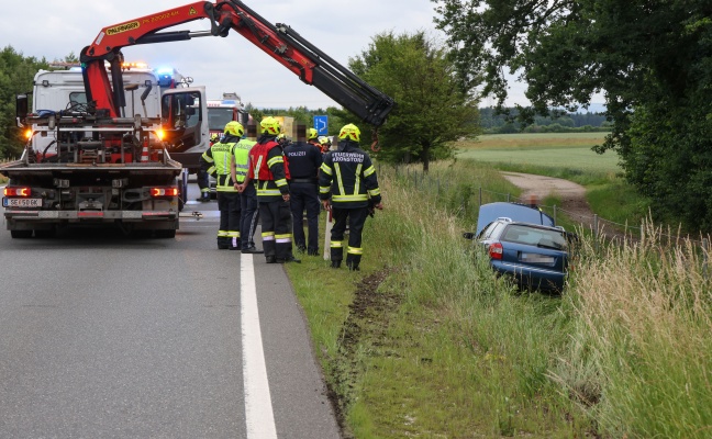 Personenrettung: Auto auf Steyrer Stra�e bei Kronstorf von Fahrbahn abgekommen