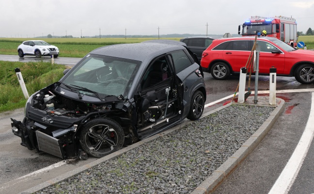 Schwerer Crash zwischen Mopedauto und PKW in Schiedlberg fordert eine verletzte Person
