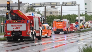 Einsatzkr�fte nach Verkehrsunfall auf Wiener Stra�e in Leonding im Einsatz