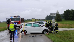 Aufr�umarbeiten nach Kreuzungsunfall zwischen zwei PKW in Handenberg