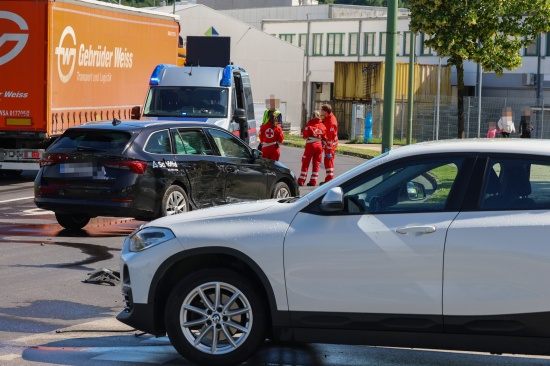 Rettungseinsatz nach Kreuzungsunfall zwischen zwei PKW in Wels-Pernau