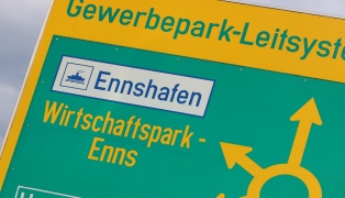 Brandeinsatz: Zwei Feuerwehren kurzzeitig bei Entsorgungsunternehmen in Enns im Einsatz