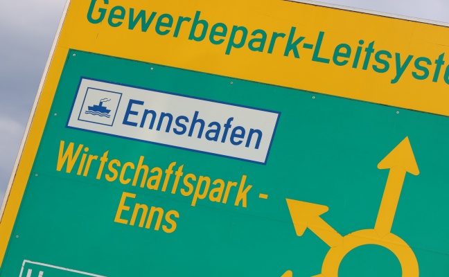 Brandeinsatz: Zwei Feuerwehren kurzzeitig bei Entsorgungsunternehmen in Enns im Einsatz