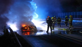 Auto in Vollbrand: PKW stand auf Welser Autobahn bei Wei�kirchen an der Traun in Flammen