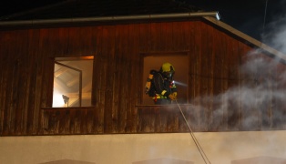 Vier Feuerwehren bei Brand einer Selche auf einem Bauernhof in Haibach ob der Donau im Einsatz