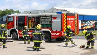 Traktor umgest�rzt: Einsatzkr�fte zu Personenrettung nach R�storf alarmiert