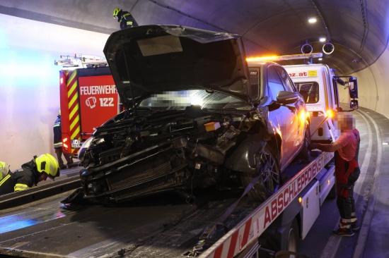 Schwerer Verkehrsunfall auf der Steyrtalstra�e im Tunnel Gr�nburg in Waldneukirchen
