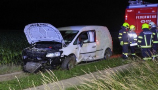 Kleintransporter �berschlagen: Drei Feuerwehren nach Verkehrsunfall in Eberschwang im Einsatz