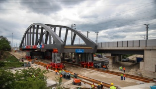 Br�ckeneinschub: 1.800 Tonnen schwere Eisenbahnbr�cke �ber Welser Autobahn bei Marchtrenk geschoben
