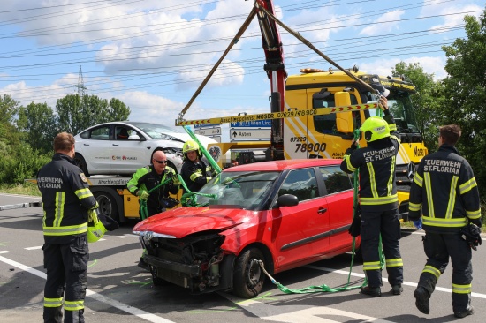 Schwere Kollision zweier Autos in einem Kreuzungsbereich in St. Florian fordert eine Verletzte