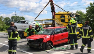 Schwere Kollision zweier Autos in einem Kreuzungsbereich in St. Florian fordert eine Verletzte