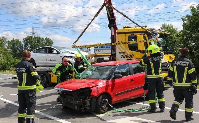 Schwere Kollision zweier Autos in einem Kreuzungsbereich in St. Florian fordert eine Verletzte
