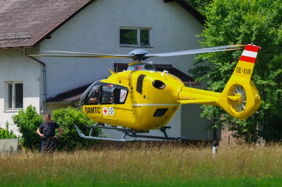 Notarzthubschrauber und Rettung in Gr�nburg im Einsatz