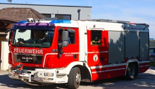 Schwimmendes Reh im M�hlbach sorgte f�r Einsatz der Feuerwehr und der Polizei in Wels-Schafwiesen