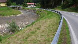 Personenrettung in Altm�nster: Motorradlenker nach Sturz aus Bachbett der Aurach gerettet