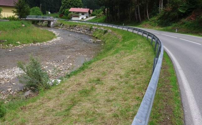 Personenrettung in Altm�nster: Motorradlenker nach Sturz aus Bachbett der Aurach gerettet