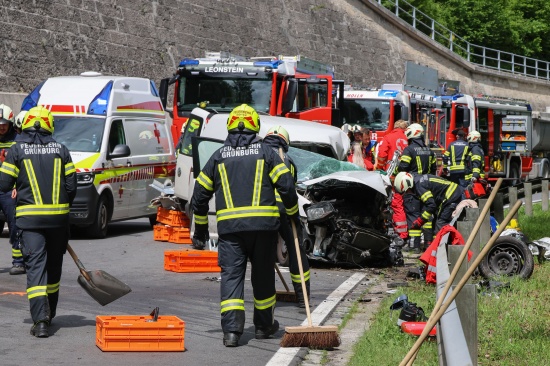 Schwer eingeklemmt: LKW, Kleintransporter und PKW auf Steyrtalstra�e in Gr�nburg in Crash verwickelt