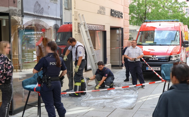 Sicherungseinsatz: Glasfassade eines Reiseb�ros in Wels-Innenstadt mit Vase eingeschlagen