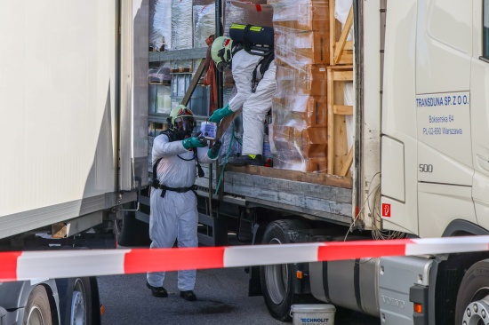 Gefahrstoffeinsatz: LKW-Kontrolle endet mit Feuerwehreinsatz wegen auslaufender Fl�ssigkeiten