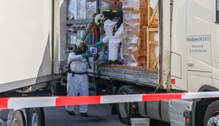 Gefahrstoffeinsatz: LKW-Kontrolle endet mit Feuerwehreinsatz wegen auslaufender Fl�ssigkeiten