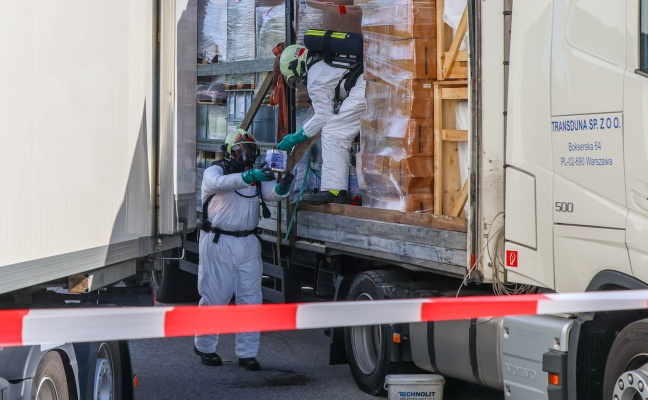Gefahrstoffeinsatz: LKW-Kontrolle endet mit Feuerwehreinsatz wegen auslaufender Fl�ssigkeiten