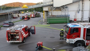 Brand in einem Futterwerk in Bachmanning sorgte f�r  Einsatz von drei Feuerwehren