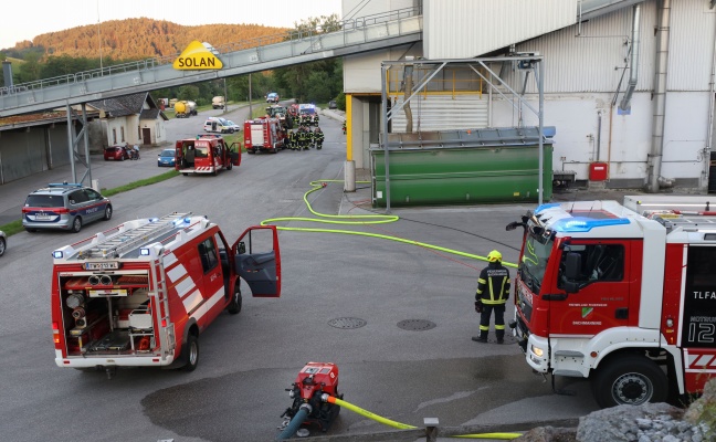 Brand in einem Futterwerk in Bachmanning sorgte f�r Einsatz von drei Feuerwehren