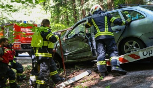 Personenrettung: Auto in einem Waldst�ck bei Natternbach gegen Baum gekracht
