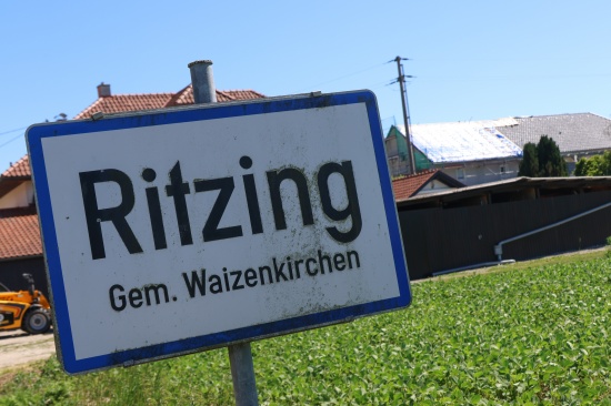 Fehlalarm: F�nf Feuerwehren zu Brand im Dachbereich eines Geb�udes in Waizenkirchen ausger�ckt
