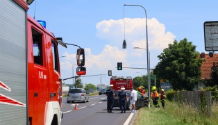 Auto gegen Stra�enlaterne: Feuerwehr bei Aufr�umarbeiten auf Wiener Stra�e in Marchtrenk im Einsatz