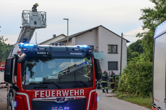 Niederdruck-Wetterlage: Feuerwehr bei Brandverdacht in einem Wohnhaus in Wels-Puchberg im Einsatz