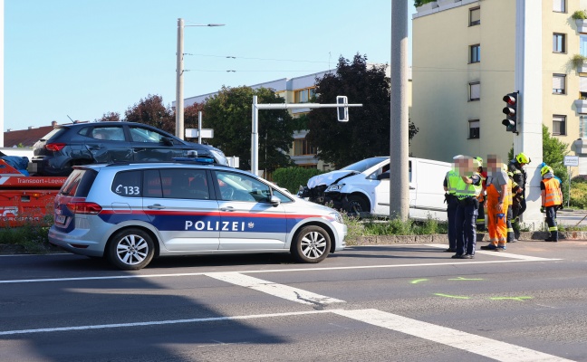 Kreuzungskollision im Fr�hverkehr auf Wiener Stra�e an Gemeindegrenze zwischen Pasching und Traun