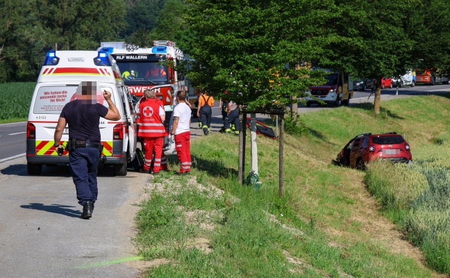 Personenrettung nach Crash zwischen zwei PKW und Kleintransporter in Wallern an der Trattnach